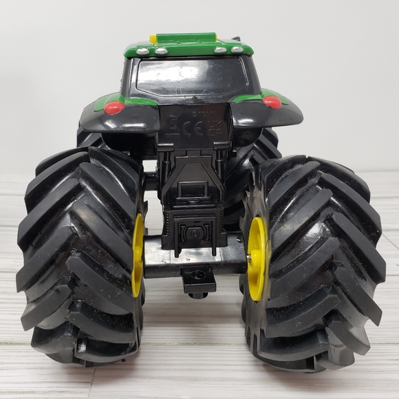 Tomy John Deere Monster Tread Tractor & Trailer Flaw - Picture 10 of 15
